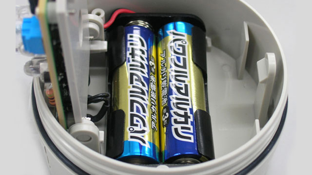 単3アルカリ電池2個で約400時間（赤・黄）の動作を実現